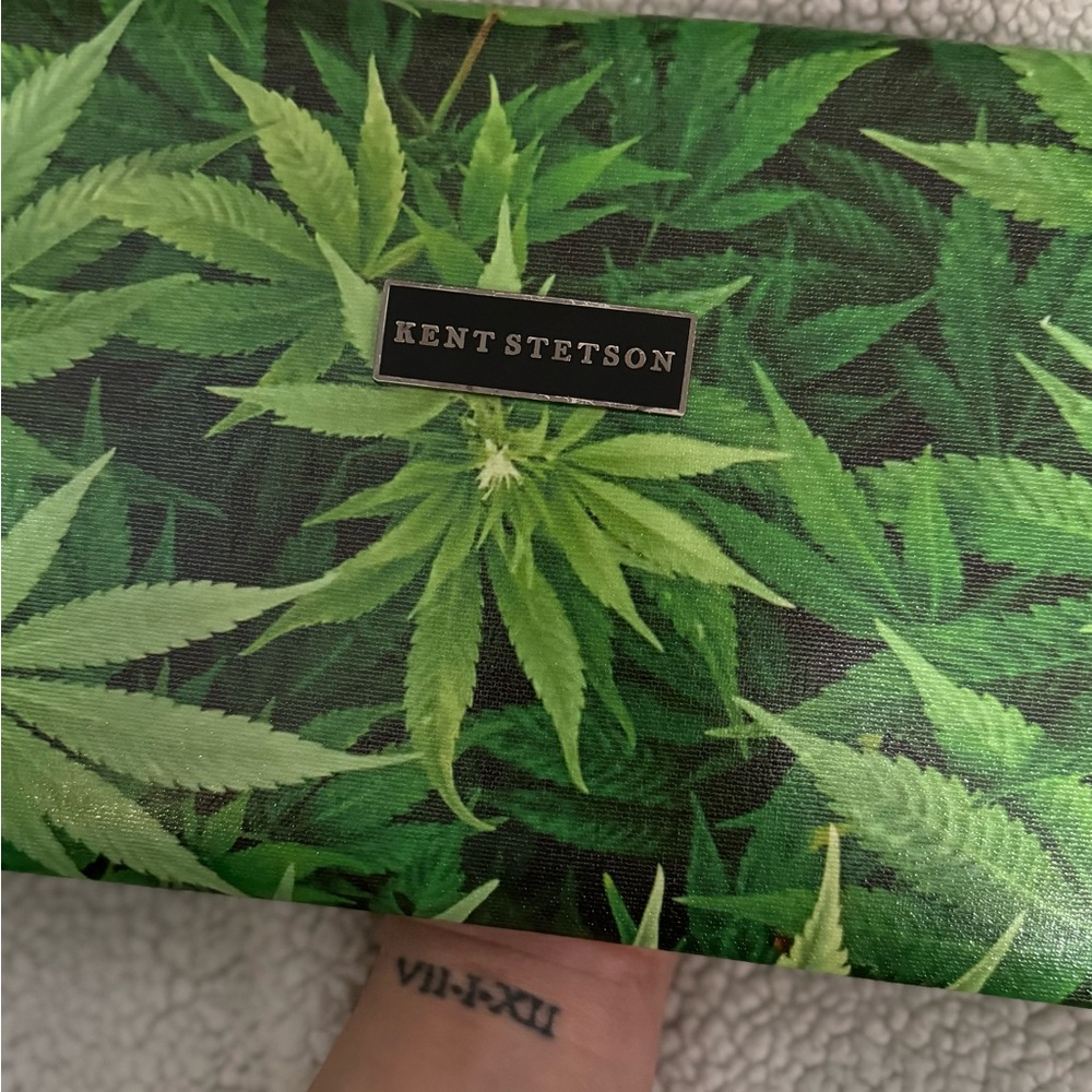green lovers clutch with chain.